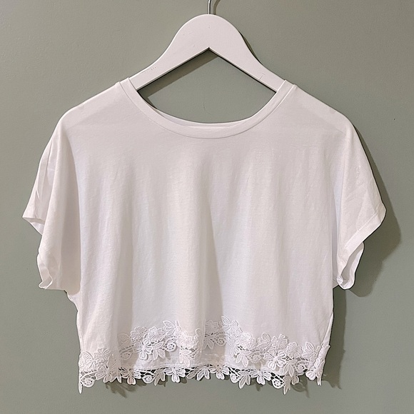 Zara Tops - Zara women short sleeve white tee embroidered bottom never worn large